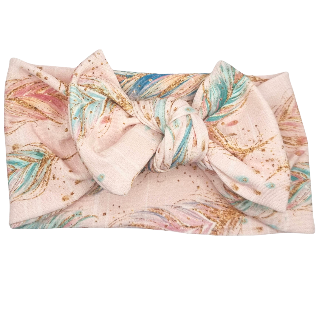 Opaska szeroka z kokardą pudrowy róż w piórka