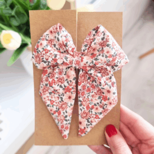 Kokardka Elen - spinka biała w brązowe kwiatuszki