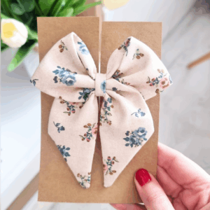 Kokardka Elen - spinka beżowa w malutkie kwiatuszki