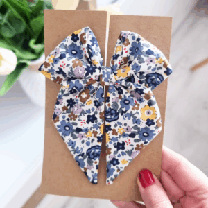 Kokardka Elen - spinka biała w niebieskie i żółte kwiaty