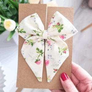 Kokardka Elen - spinka kremowa w różyczki