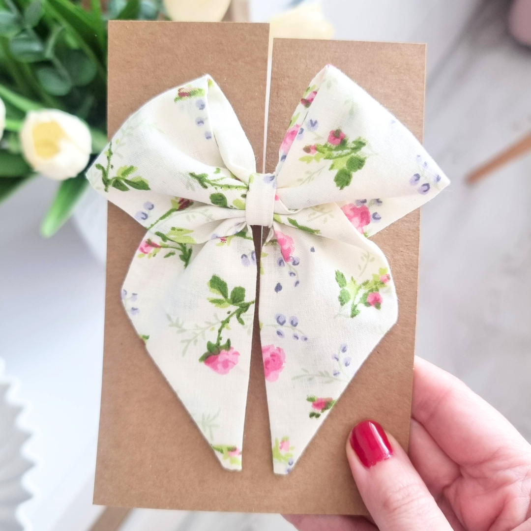 Kokardka Elen - spinka kremowa w różyczki