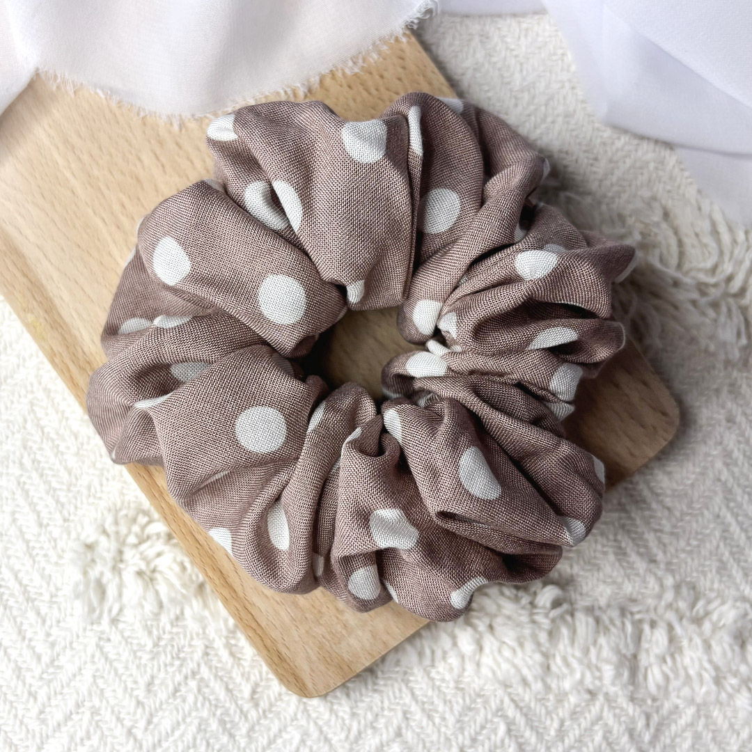 Scrunchie oversized beżowa w białe groszki