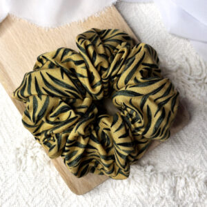 Scrunchie oversized miodowa w czarną zebrę