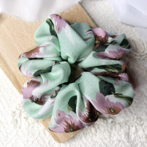 Scrunchie oversized pastelowa zieleń w kwiaty