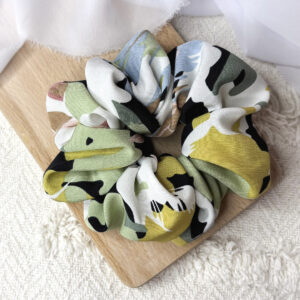 Scrunchie oversized pastelowa zieleń i plamki