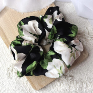 Scrunchie oversized czarna w kwiaty i listki