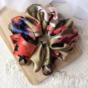 Scrunchie oversized neonowe cętki na brązie