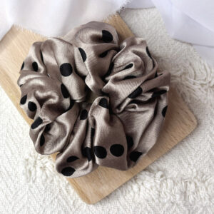 Scrunchie oversized cappuccino w czarne groszki