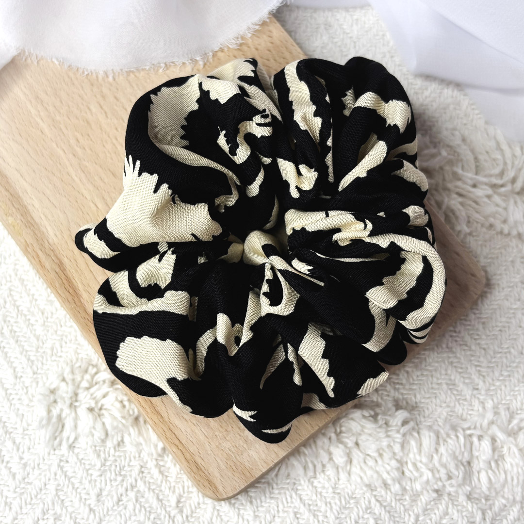 Scrunchie oversized kremowo - czarne cętki