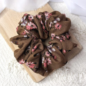 Scrunchie oversized malutkie kwiatuszki na brązie
