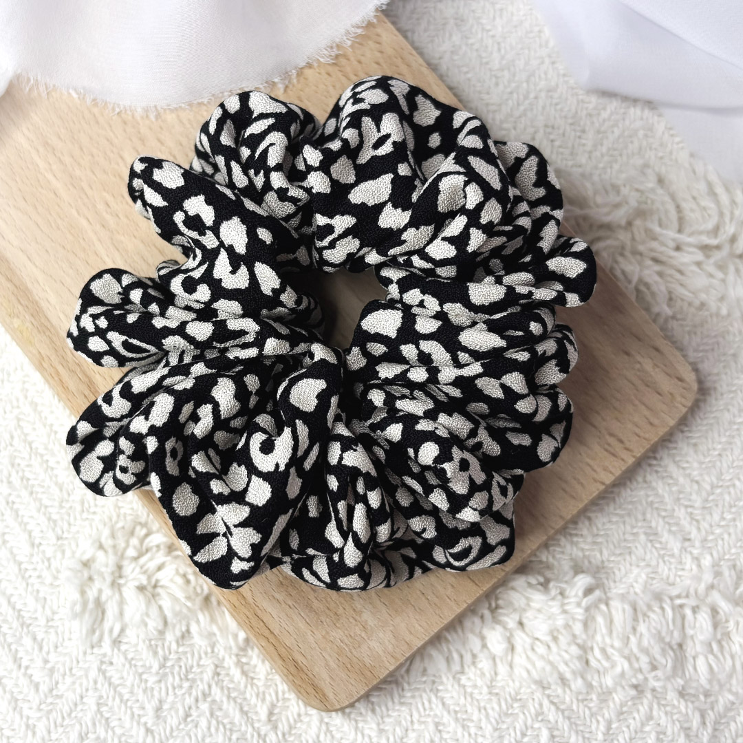 Scrunchie oversized czarna w malutkie kwiatuszki