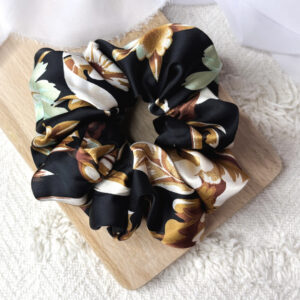 Scrunchie oversized czarna w duże kwiaty i listki złote