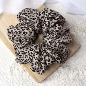 Scrunchie oversized malutka panterka na ciemnym beżu