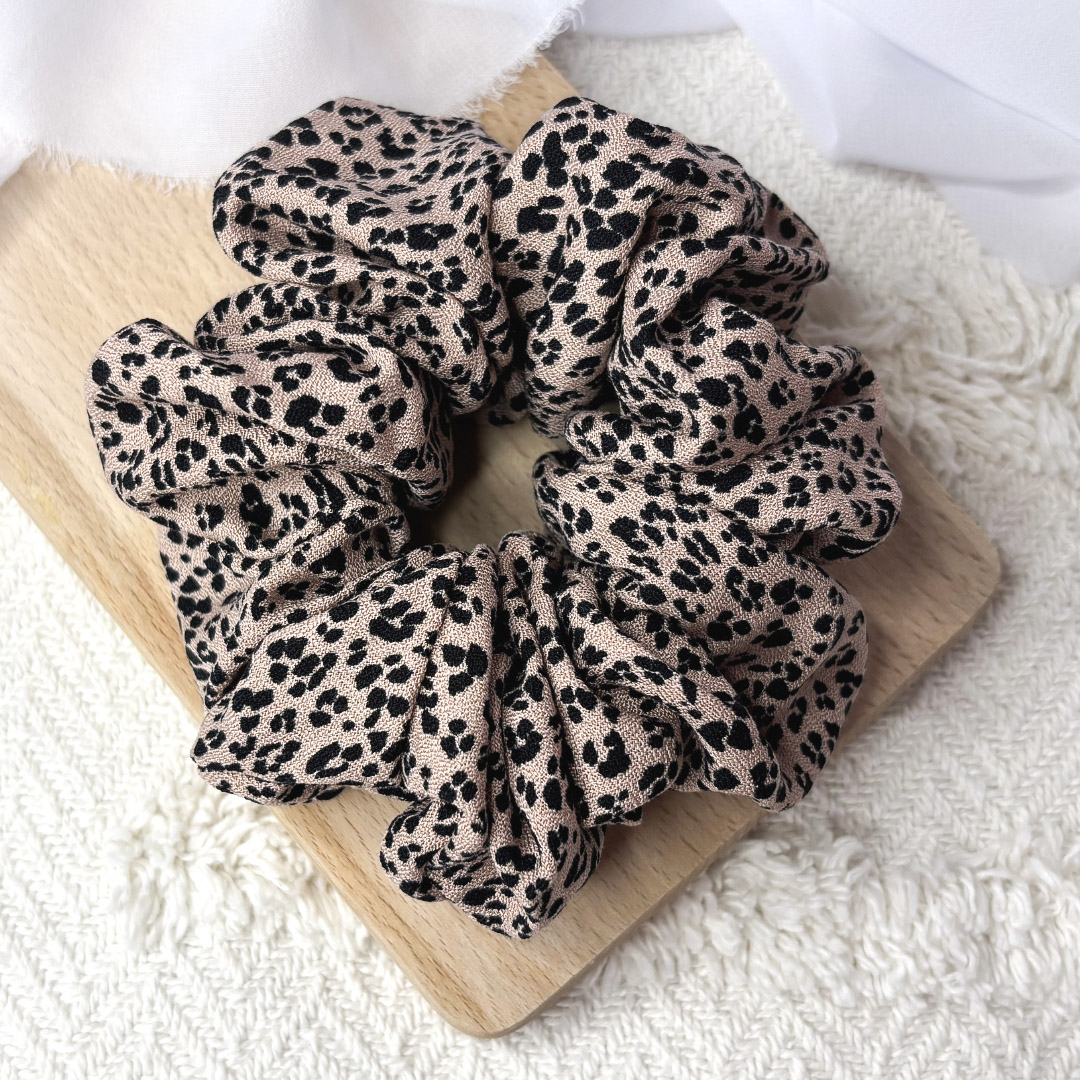 Scrunchie oversized malutka panterka na ciemnym beżu
