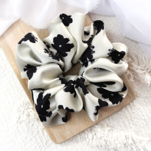 Scrunchie oversized chłodny beż w czarne kwiatuszki