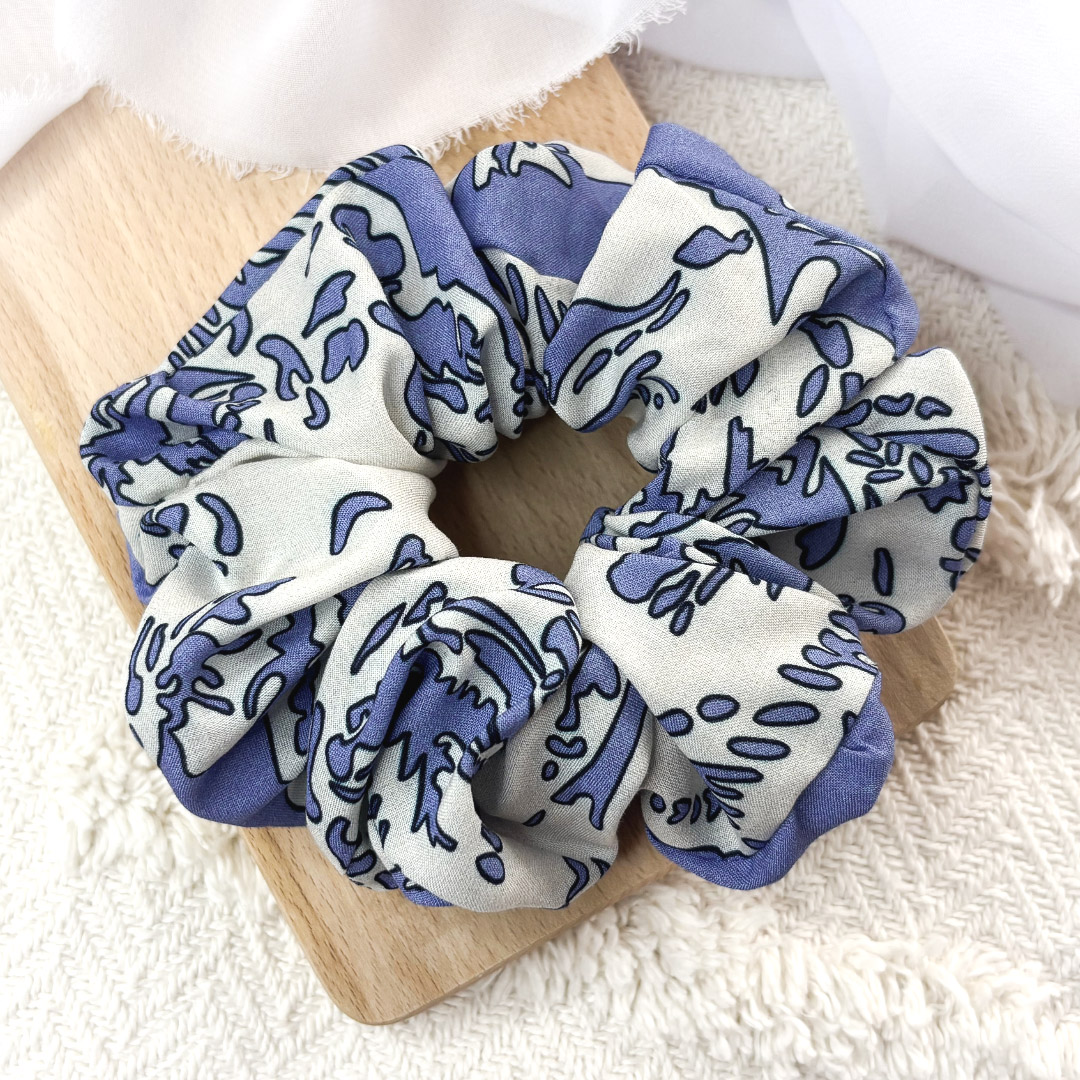 Scrunchie oversized biała w niebieskie cętki