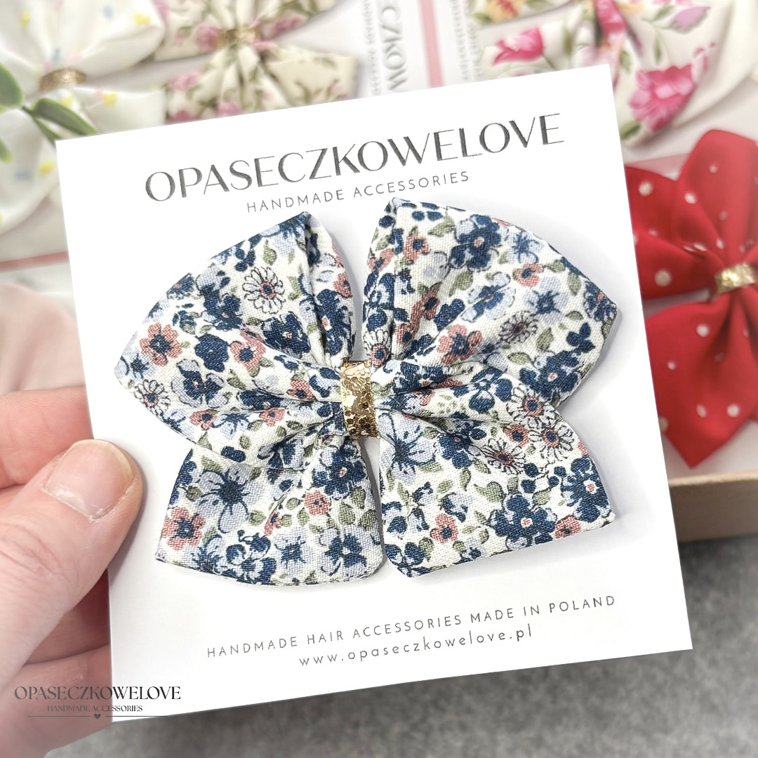 Kokardka Ali - biała w niebieskie kwiatuszki - opaska / spinka