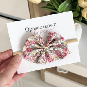Kokardka Lili – opaska dla dziewczynki w kwiatuszki na różu