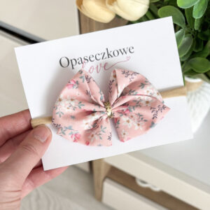 Kokardka Lili – opaska dla dziewczynki jasny róż w kwiatuszki