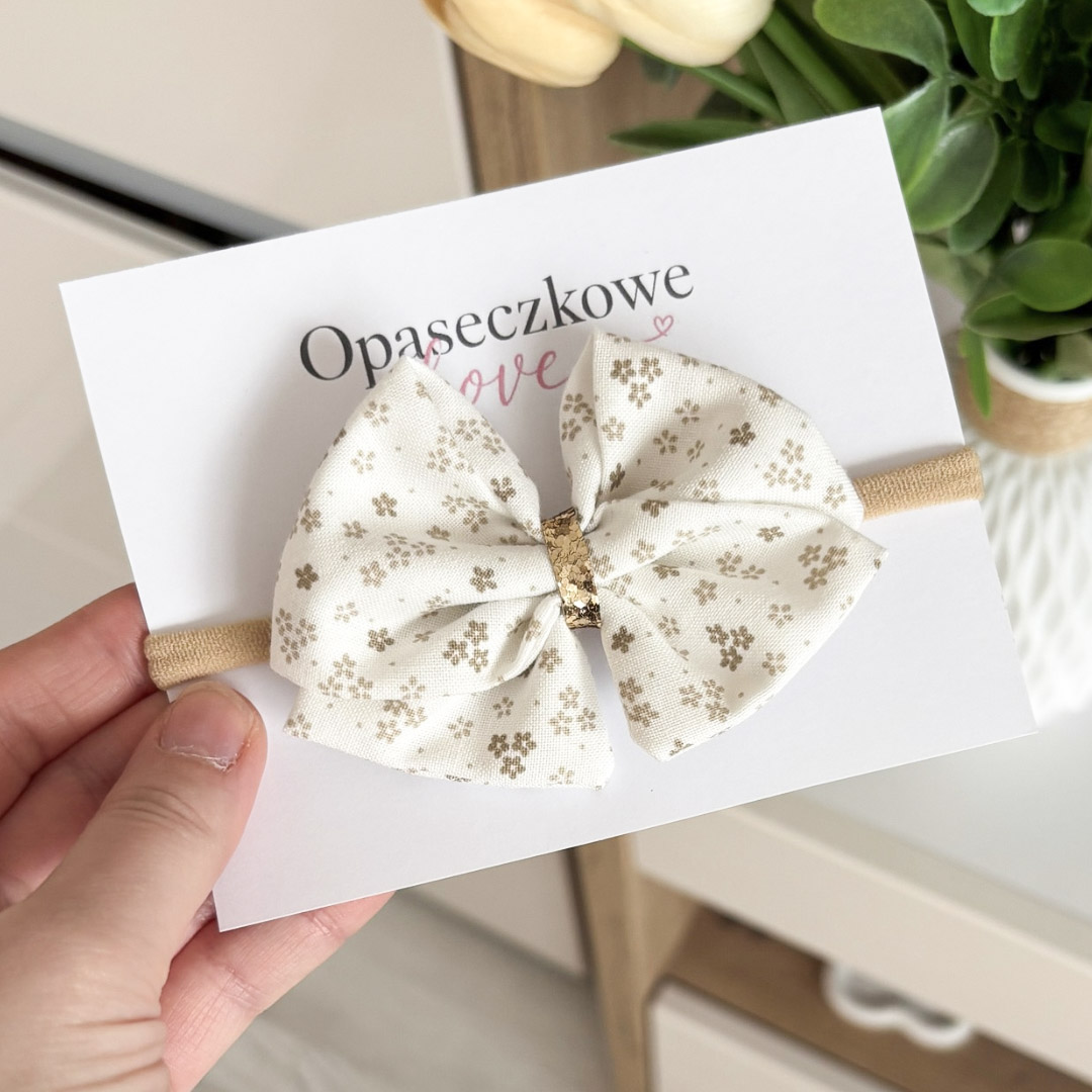 Kokardka Lili – opaska dla dziewczynki śmietankowa w kwiatuszki