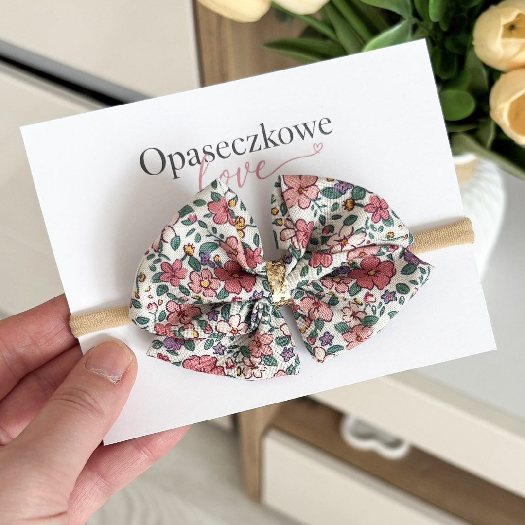 Kokardka Lili – opaska dla dziewczynki biała w kwiatki kolorowe