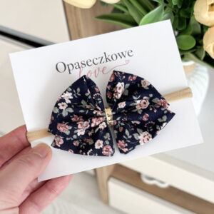 Kokardka Lili – opaska dla dziewczynki granatowa w kwiatuszki