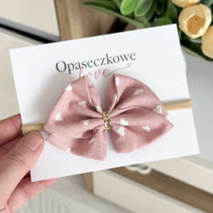 Kokardka Lili – opaska dla dziewczynki brudny róż w serduszka