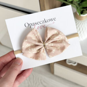 Kokardka Lili – opaska dla dziewczynki pudrowy róż w listki