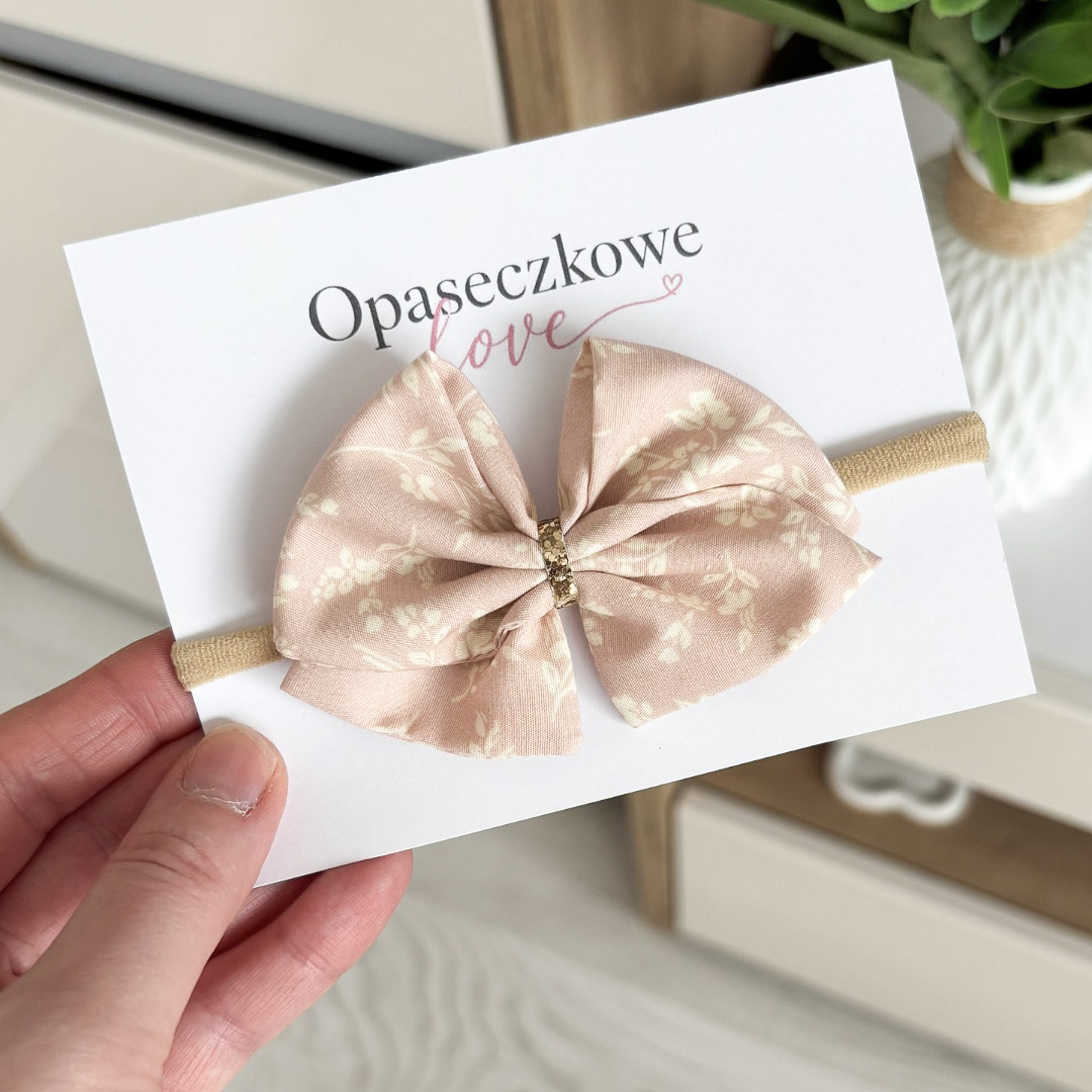 Kokardka Lili – opaska dla dziewczynki pudrowy róż w listki